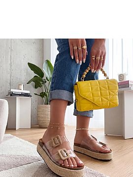 Papuci cu platformă Solea  Pantofii eleganți cu platformă și împletitură decorativă sunt alegerea perfectă pentru vara femeilor care apreciază confortul și de