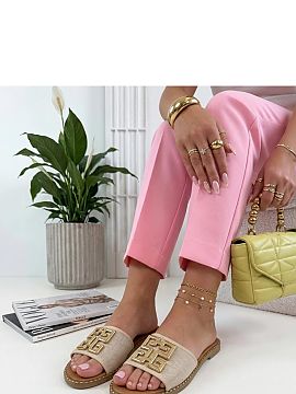 Papuci de casă Solea  Elegantul papuci cu decor metalic pe partea din față sunt o propunere pentru femeile care apreciază combinația dintre confort și aspect