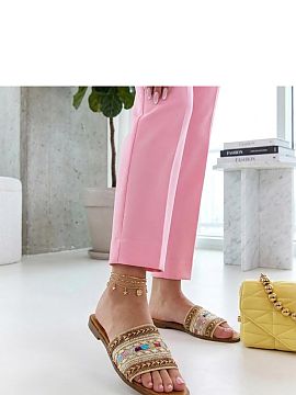 Papuci de casă Solea  Papuci colorați cu o împletitură decorativă sunt o propunere pentru femeile care apreciază confortul combinat cu un stil de vară la mo