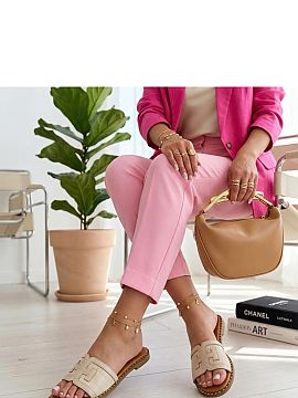 Papuci de casă Solea  Papuci simpli și confortabili realizați din piele ecologică sunt o propunere practică pentru zilele calde. Ușori și ușor de întreți