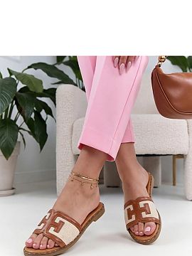 Papuci de casă Solea  Papuci simpli și confortabili fabricați din piele ecologică sunt o propunere practică pentru zilele calde. Ușori și ușor de întreți