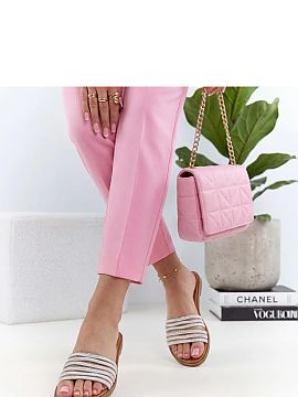 Papuci de casă Solea  Eșarfe elegante decorate cu zirconii sunt o propunere pentru femeile care apreciază combinația de confort cu strălucire subtilă. Realiz