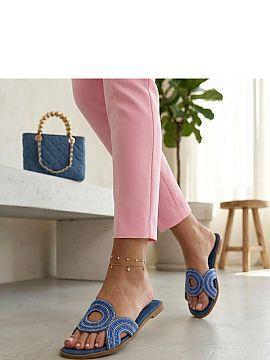 Papuci de casă Solea  Papuci cu pietre decorative delicate sunt o propunere elegantă pentru femeile care apreciază confortul combinat cu strălucirea subtilă. 