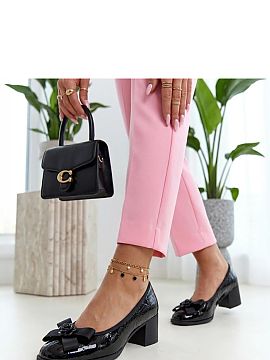 Pantofi dcu toc gros Solea  Elegantele pantofi cu toc din piele lacuita naturala sunt o propunere pentru femeile care apreciaza clasicul combinat cu o finisare moderna.