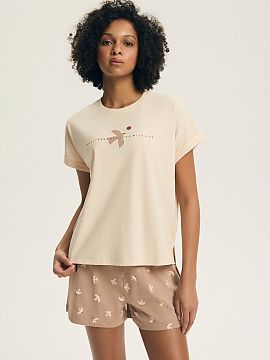 Pijama Henderson  Pijamalele de damă sunt o combinație perfectă între confort și stil subtil, care se potrivește perfect atât pentru somn, cât și pen