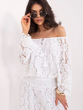 Bluză Italy Moda  O bluză elegantă din dantelă brodată este o alegere feminină și stilată pentru multe ocazii, de la ținutele de zi cu zi la ieșirile