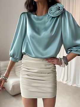 Bluzka Roco Fashion  Bluza Giana este o propunere elegantă, confecționată dintr-un satin de înaltă calitate, care reflectă ușor lumina, adăugând o stră