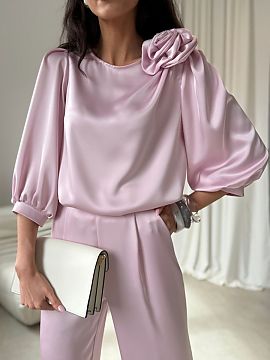 Bluzka Roco Fashion  Bluza Giana este o propunere elegantă confecționată dintr-un satin de înaltă calitate, care reflectă ușor lumina, adăugând o străl
