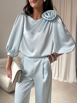 Bluzka Roco Fashion  Bluza Giana este o propunere elegantă, confecționată dintr-o țesătură satinată de înaltă calitate, care reflectă ușor lumina, ad�