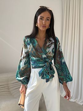 Bluzka Roco Fashion  Bluza stilată cu croială tip plic și cu o legătură atrăgătoare în talie subliniază subtil silueta și atrage privirile cu un model 