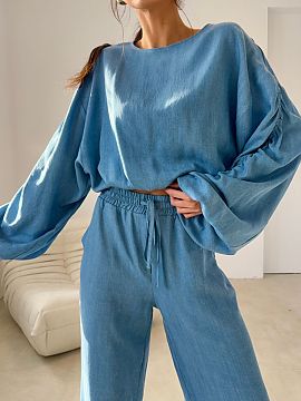 Bluzka Roco Fashion  Bluza lejeră, cu un design modern și ușor scurtat, impresionează prin materialul moale care se așează frumos și mânecile late cu pli
