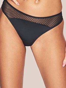Tanga Kinga  Chiloti negri Michelle S-339/1 se potrivesc perfect siluetei, subliniind in mod spectaculos forma posteriorului. Partea din fata este decora