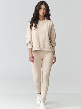 set Makadamia  Setul elegant de trening pentru femei este o combinație perfectă între confort și design modern. Ansamblul este format dintr-o bluză le