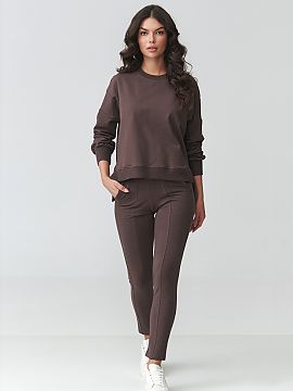 set Makadamia  Elegantul set de trening pentru femei este combinația perfectă între confort și design modern. Setul este format dintr-o bluză lejeră 