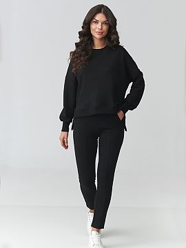 set Makadamia  Elegantul set de trening pentru femei este combinația perfectă între confort și design modern. Setul este format dintr-o bluză lejeră 