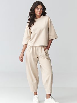 set Makadamia  Setul elegant pentru femei este o propunere ideală pentru femeile care apreciază confortul și aspectul modern în stilurile lor zilnice. 
