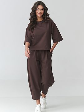 Completă Makadamia  Elegantul set de trening pentru femei este o propunere ideală pentru femeile care apreciază confortul și aspectul modern în stilurile lo
