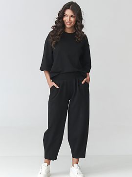 set Makadamia  Elegantul set de trening pentru femei este o propunere ideală pentru femeile care apreciază confortul și aspectul modern în stilizările