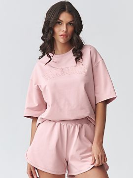 set Makadamia  Un set de damă elegant cu pantaloni scurți este o propunere ideală pentru femeile care apreciază confortul și stilul modern și minimal
