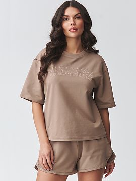 set Makadamia  Setul elegant de damă cu pantaloni scurți este o propunere ideală pentru femeile care apreciază confortul și stilul modern, minimalist.