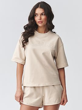 set Makadamia  Un set elegant de dame cu pantaloni scurți este o propunere ideală pentru femeile care apreciază confortul și stilul modern, minimalist.