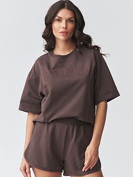 set Makadamia  Un set elegant de damă cu pantaloni scurți este propunerea ideală pentru femeile care apreciază confortul și stilul modern minimalist. 
