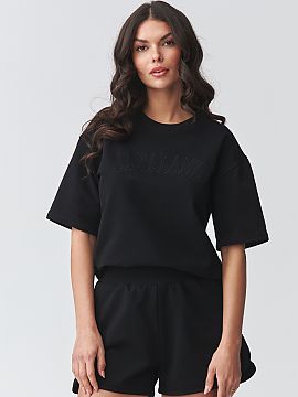set Makadamia  Un set de damă elegant cu pantaloni scurți este o propunere ideală pentru femeile care apreciază confortul și stilul modern și minimal
