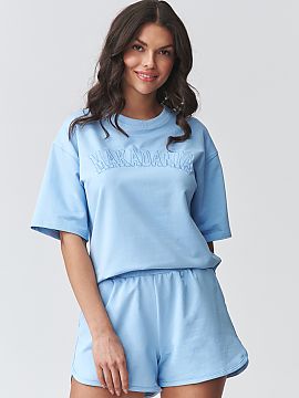 set Makadamia  Setul stylish de damă cu pantaloni scurți este o propunere ideală pentru femeile care apreciază confortul și stilul modern minimalist. 