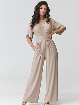 Salopetă Makadamia  Combinat elegant pentru femei este o propunere ideală pentru femeile care apreciază eleganța, confortul și stilul atemporal. Modelul se 
