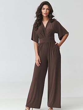 Salopetă Makadamia  Costumul elegant pentru femei este o propunere ideală pentru femeile care apreciază eleganța, confortul și stilul atemporal. Modelul se 