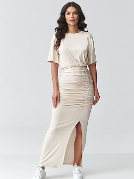 rochie de zi Makadamia  Rochia maxi extrem de feminină cu pliuri este o propunere pentru femeile care apreciază stilul combinat cu confortul. Croiala potrivită s