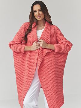 Kardigan Makadamia  Acest pulover lung de damă este o alegere excelentă pentru femeile care apreciază confortul, stilul și designul atemporal. Modelul sub f