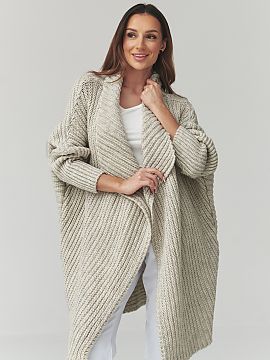 Kardigan Makadamia  Acest pulover lung de damă este o alegere excelentă pentru femeile care apreciază confortul, stilul și designul atemporal. Modelul sub f