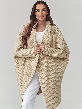 Kardigan Makadamia  Acest pulover lung pentru femei este o alegere excelentă pentru femeile care apreciază confortul, stilul și designul atemporal. Modelul s