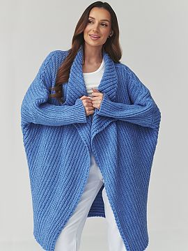 Kardigan Makadamia  Acest pulover lung de damă este o alegere excelentă pentru femeile care apreciază confortul, stilul și designul atemporal. Modelul sub f
