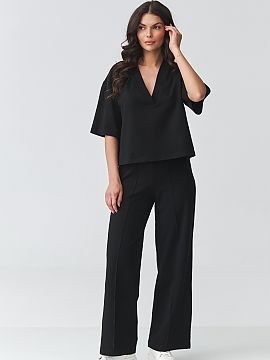 set Makadamia  Elegantul set feminin cu pantaloni largi este combinația perfectă între confort și eleganță modernă. Setul este format dintr-o bluză