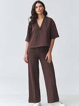 set Makadamia  Elegantul set feminin cu pantaloni largi este combinația perfectă între confort și eleganță modernă. Setul este format dintr-o bluză