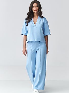 set Makadamia  Elegantul set feminin cu pantaloni largi este combinația perfectă între confort și eleganță modernă. Setul este format dintr-o bluză