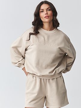 set Makadamia  Stiloul costum de trening este combinația perfectă între confort și design modern. Setul include o bluză oversize cu broderie subtilă 