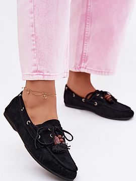 Mokasini Step in style  Mocasini dama din catifea ecologică sunt o propunere stilată pentru fiecare zi. Partea din față a pantofului este decorată cu mărgele,