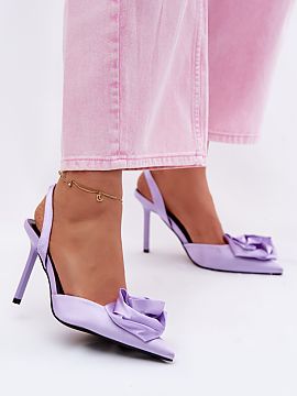 Sandale cu toc Step in style  Sandale cu toc pentru femei cu finisaj satinat sunt o propunere extrem de feminină și elegantă, care atrage atenția prin detalii subtile