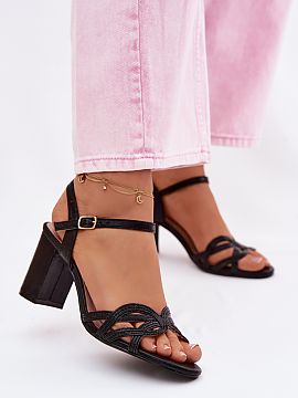 Sandale cu toc Step in style  Sandalele de damă cu toc subțire din material lucios sunt o propunere care se încadrează perfect în ocaziile speciale. Strălucirea sub