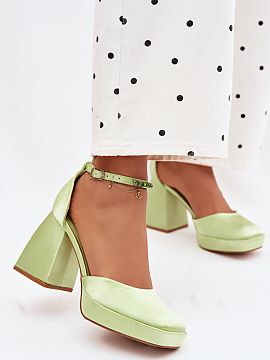 Sandale cu toc Step in style  Sandalele pentru femei cu finisaj din satin pe un toc sunt o propunere elegantă pentru femeile care apreciază eleganța într-o interpreta