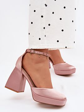 Sandale cu toc Step in style  Sandalele pentru femei cu finisaj satinat sunt o propunere elegantă pentru femeile care apreciază eleganța într-o interpretare modernă.