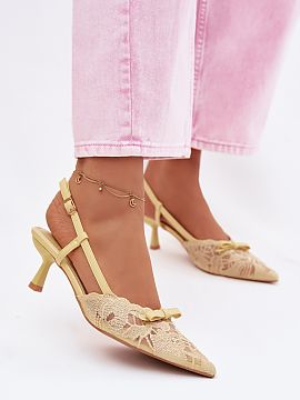 Sandale cu toc Step in style  Sandale din dantelă cu toc mic pentru femei sunt o propunere extrem de feminină și elegantă, perfectă pentru ocazii speciale. Dantela d
