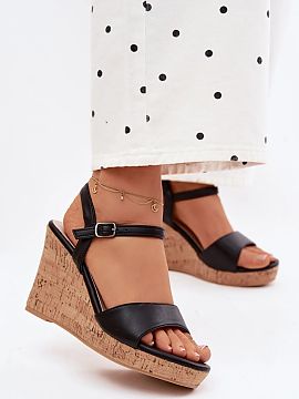 Sandale cu toc Step in style  Sandalele de damă cu platformă din pluta sunt combinația ideală de confort și stil de vară. Platforma naturală le conferă ușurinț�