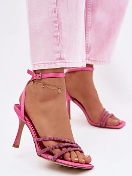 Sandale cu toc Step in style  Sandale cu toc pentru femei cu curele decorate cu zirconii sunt o propunere ideală pentru femeile care doresc să adauge puțin strălucire