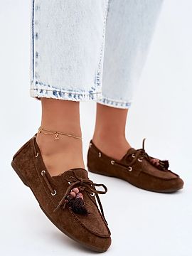 Mokasini Step in style  Mocasini de damă din piele ecologică sunt o propunere elegantă pentru fiecare zi. În fața pantofului sunt decorate cu mărgele, franjur