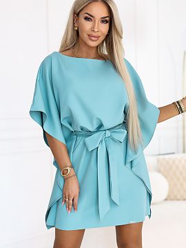 rochie de zi Numoco  Delicat, pastelat turcoaz imediat reîmprospătează stilul și subliniază frumos bronzul. Croiala tip fluture îmbrățișează ușor silu