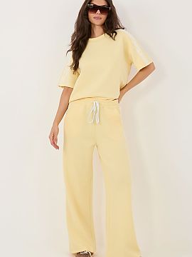 Pantaloni de trening Factory Price  Pantaloni de trening cu picior larg sunt o combinație perfectă între confort și stil modern. Proiectați pentru uzul zilnic, se potrives